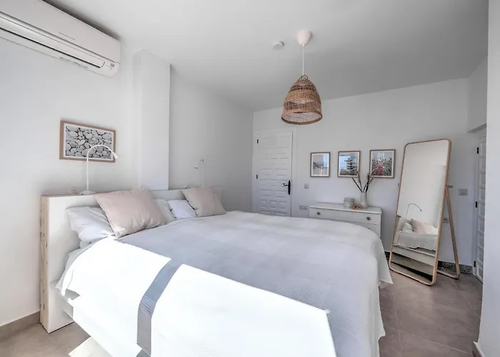 아파트 Penthouse With Roof Terrace In Parador, 네르하